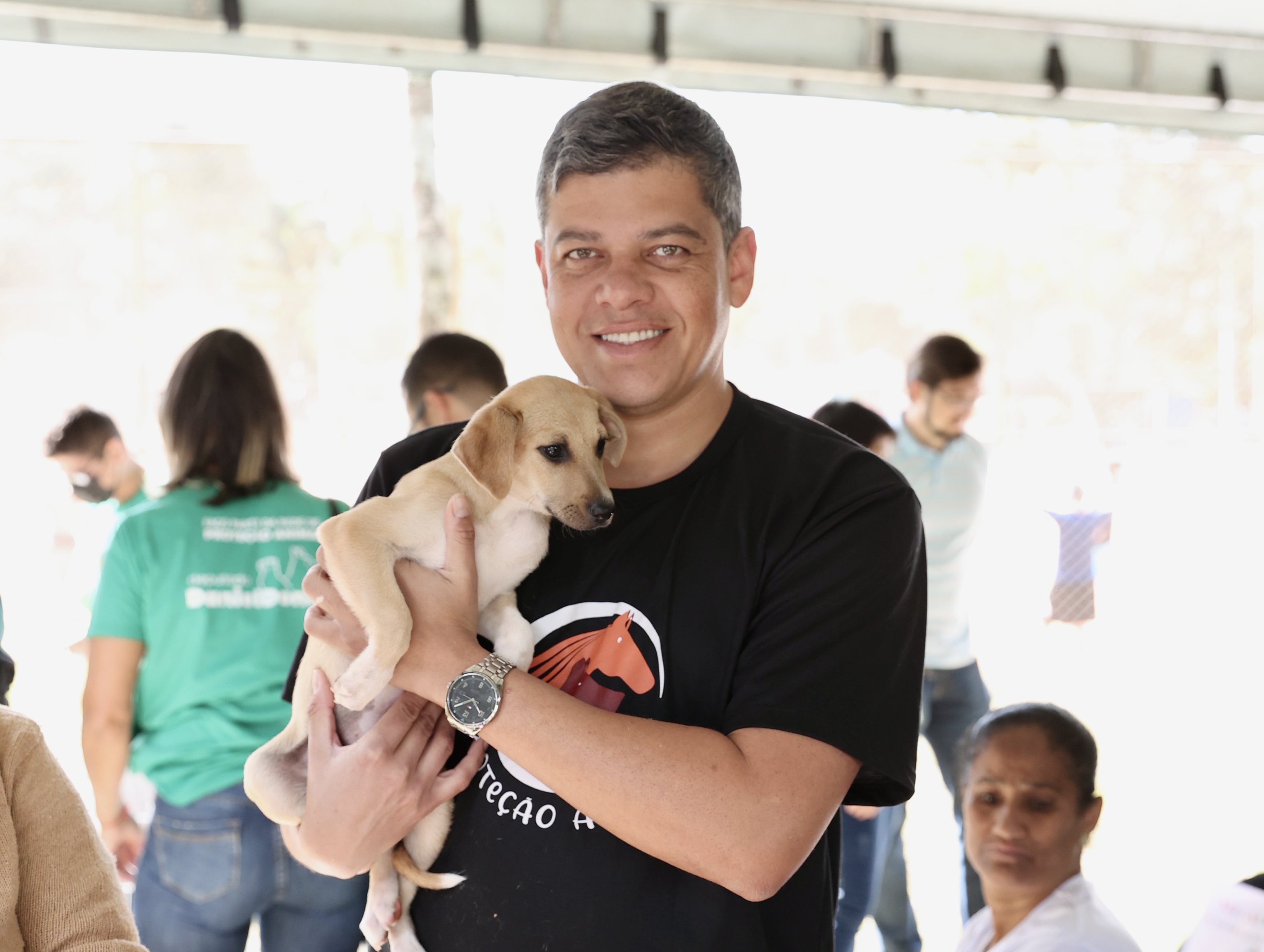 Daniel Donizet segurando um filhote durante ação de proteção animal