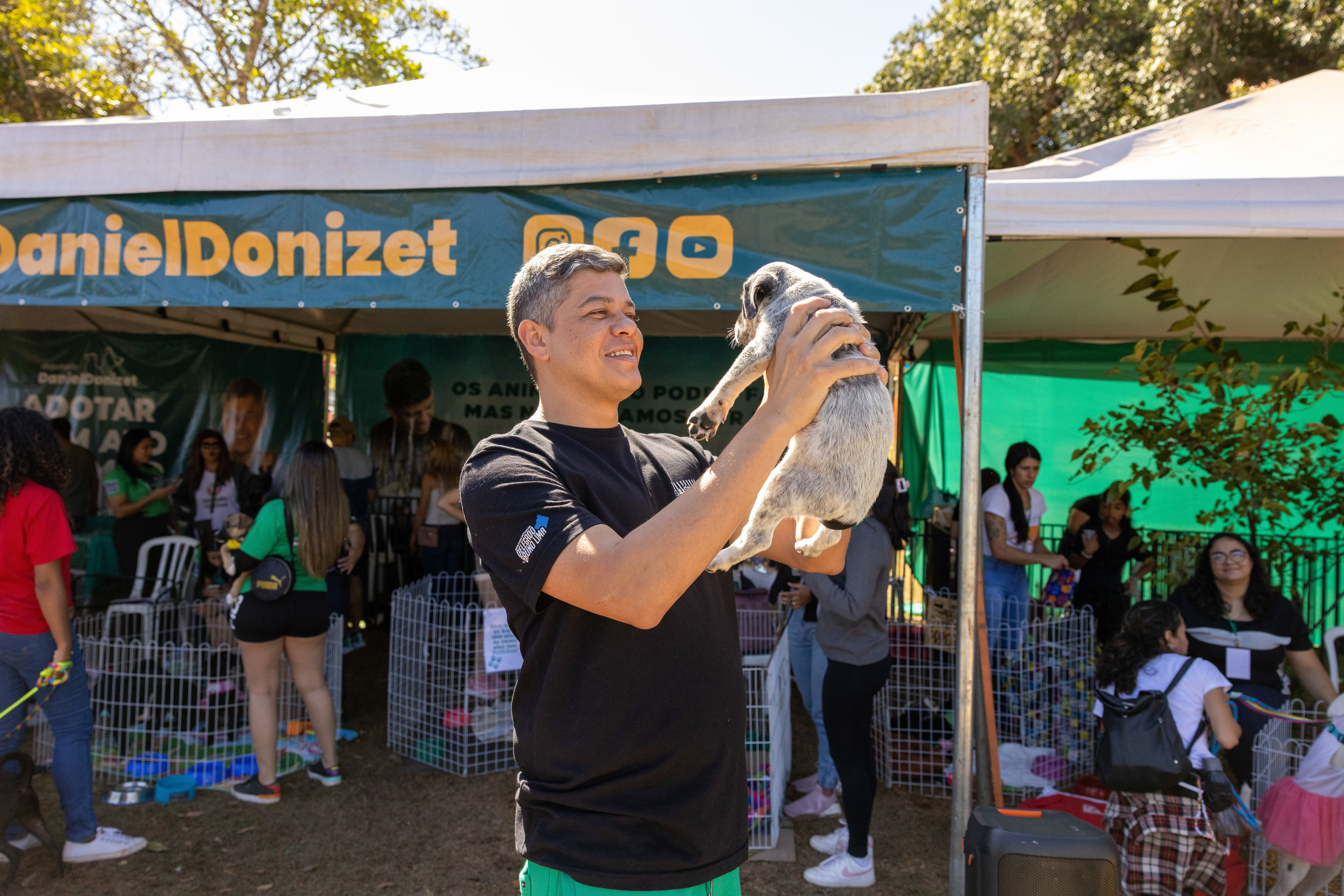Daniel Donizet durante ação com animais no Distrito Federal