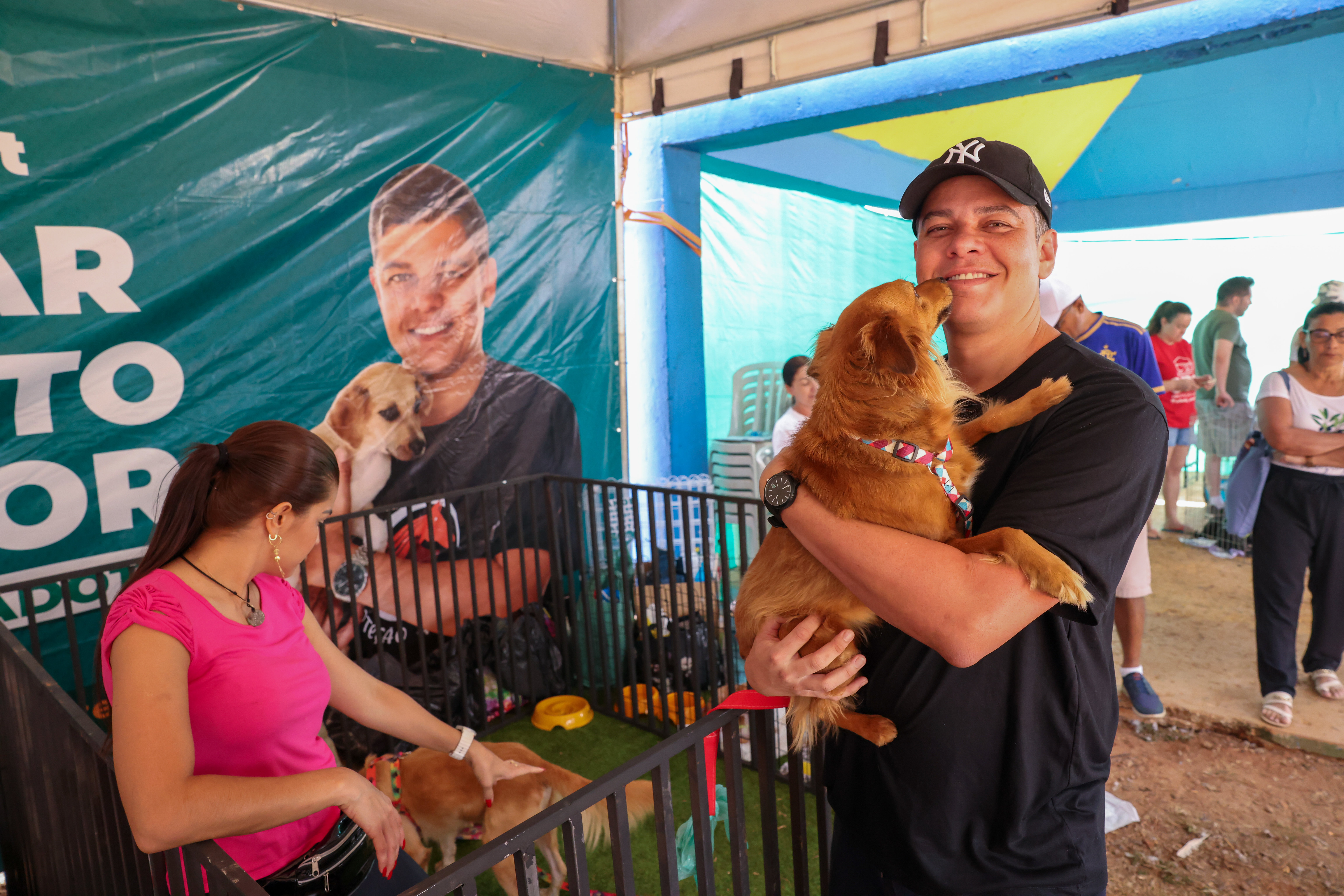 Daniel Donizet em ação de proteção animal segurando um cachorro